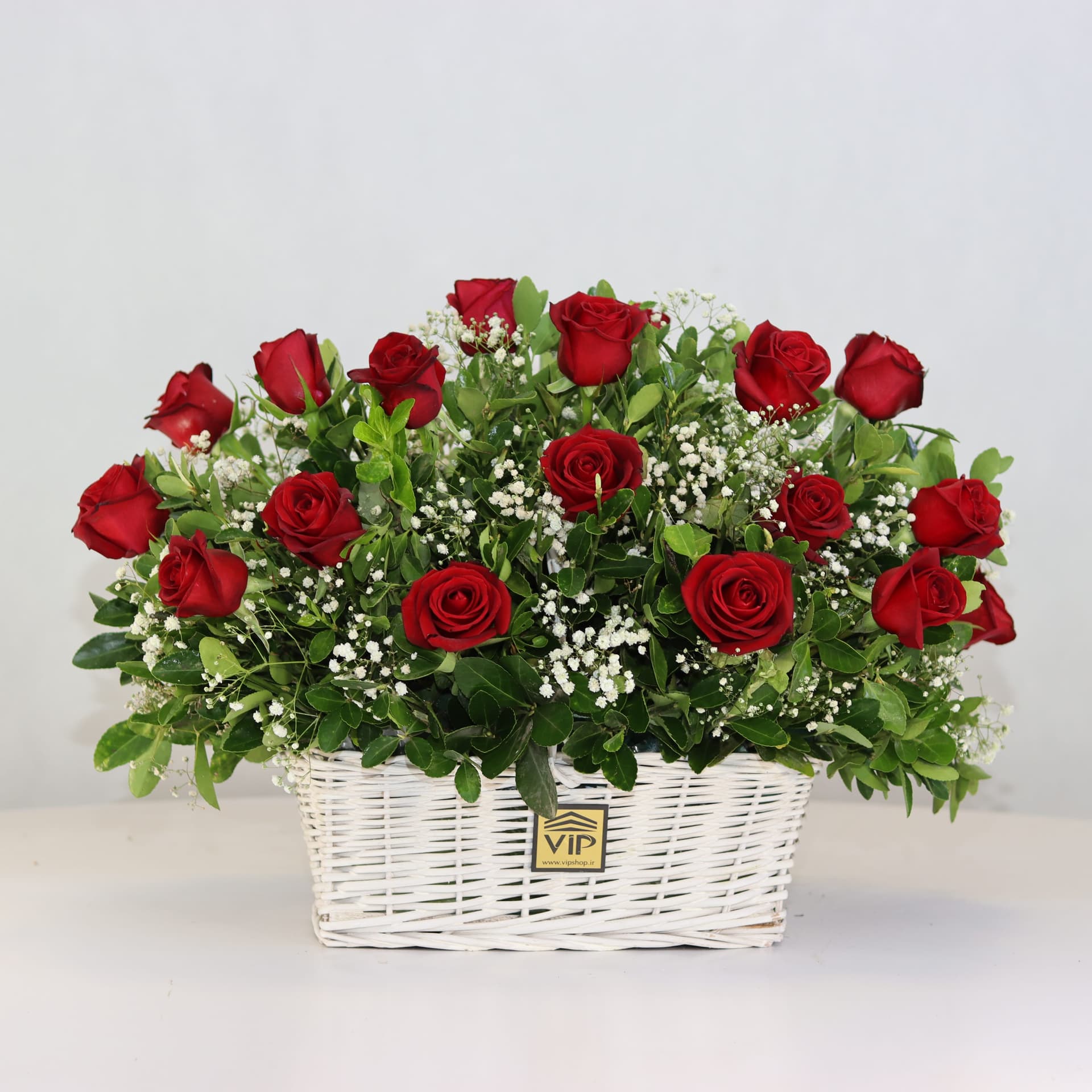 سبد گل رز هلندی ممتاز (۲۰ شاخه - طرح کلاسیک عشق)